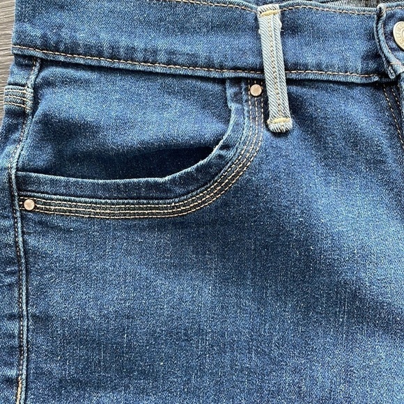 ⭐️HP⭐️ Sz6 Levi’s medium blue wash denim capris EUC - Picture 6 of 8